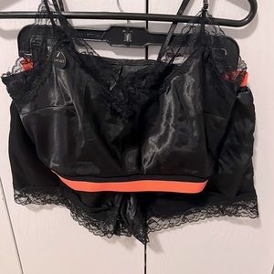 Sexy 2 piece lingerie set from Windsor. It is a medium and is black and pink.